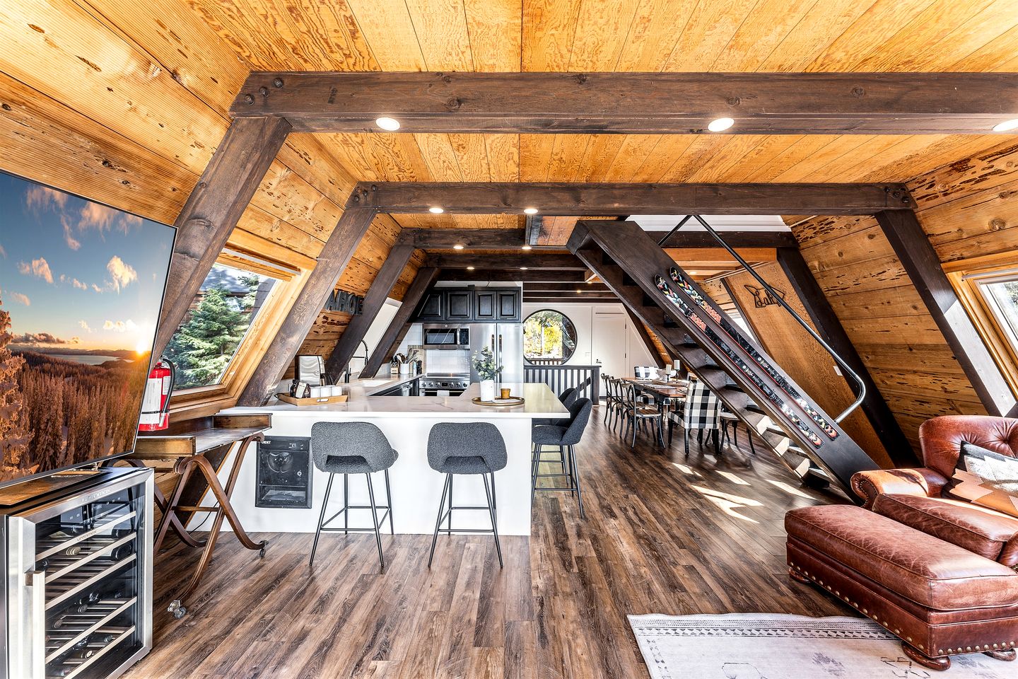 Beautiful A-Frame Cabin with Jacuzzi, Double Deck, Ping Pong Table and Lake Views in California
