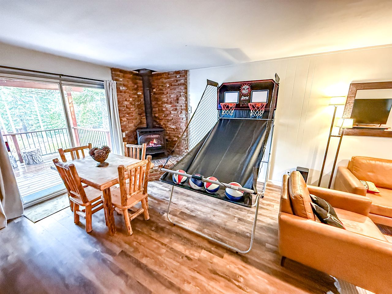 Beautiful A-Frame Cabin with Jacuzzi, Double Deck, Ping Pong Table and Lake Views in California