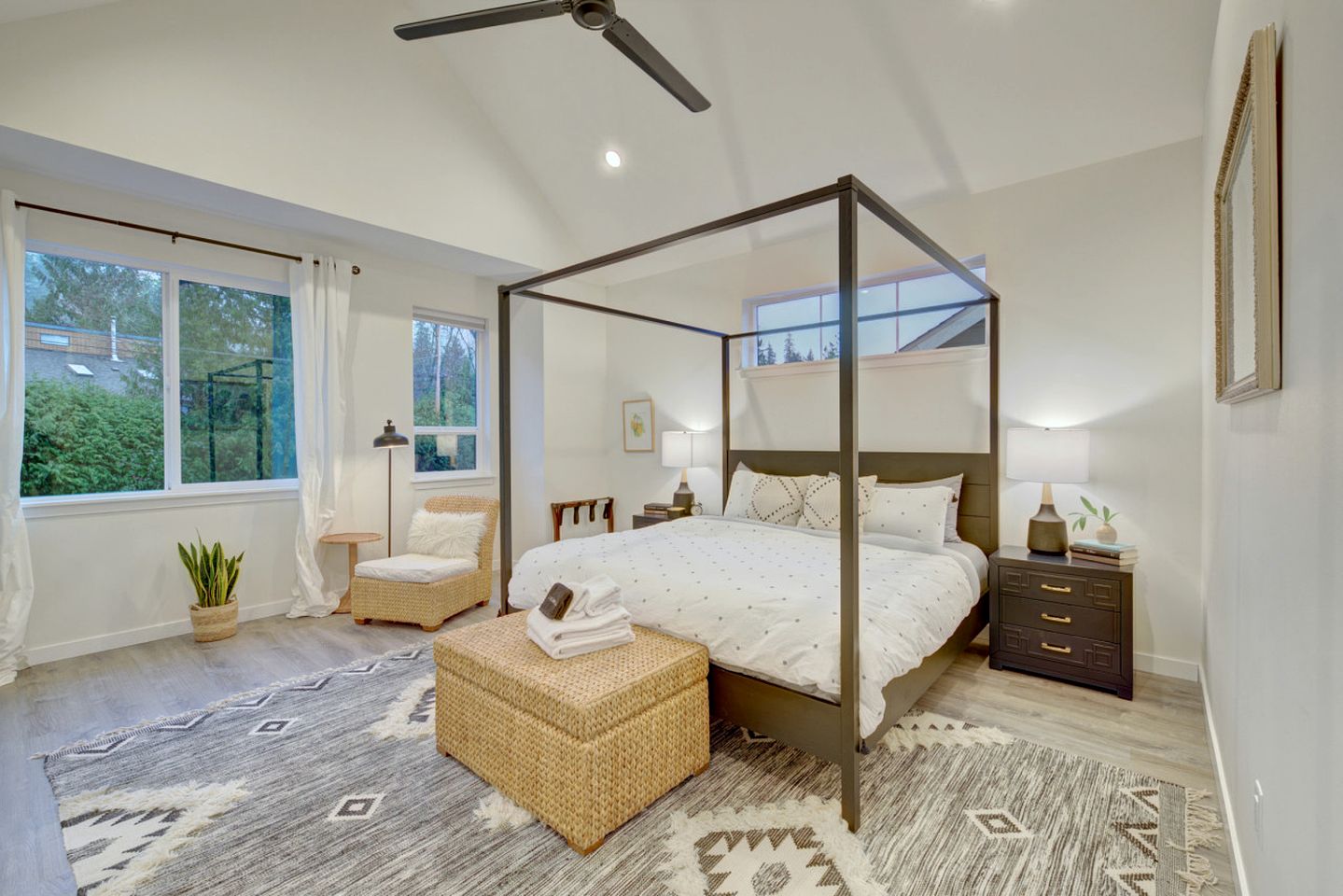 Luxury Private Cabin Beautifully Design with Beautiful Hiking Trails in Washington