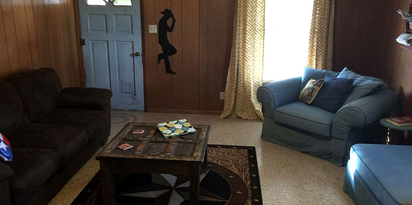 Pecan St. Parlor Haus A Place to Stay Reservations, Cabins, Bandera