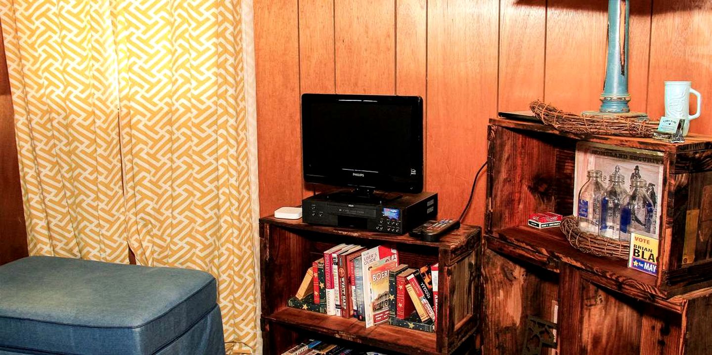 Pecan St. Parlor Haus A Place to Stay Reservations, Cabins, Bandera