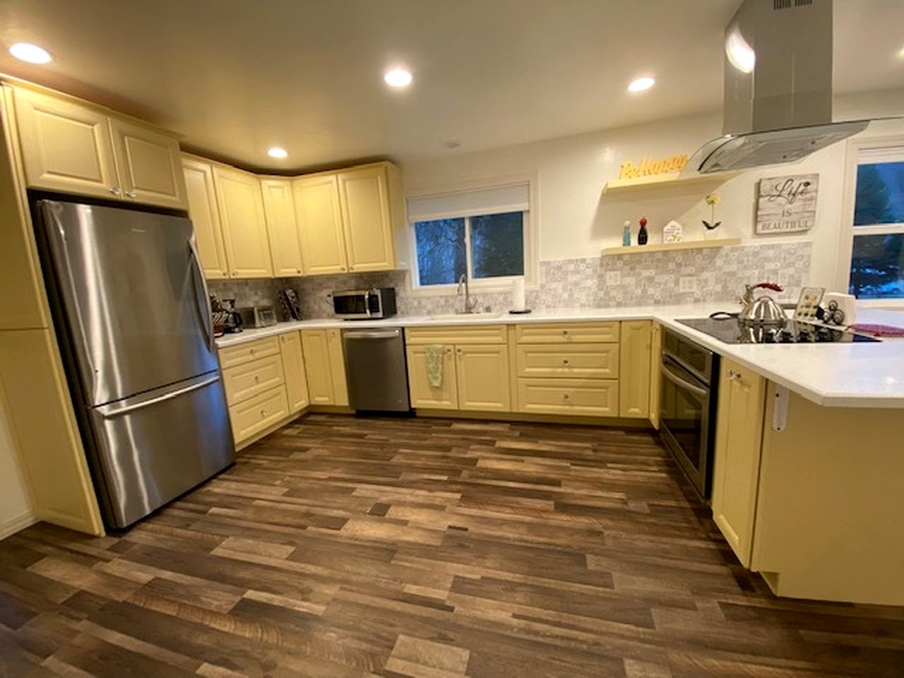 Beautiful Blue Cabin Nestled on a Hill with Beautiful Mountain Views for a Relaxing Getaway by the Trinity River in California