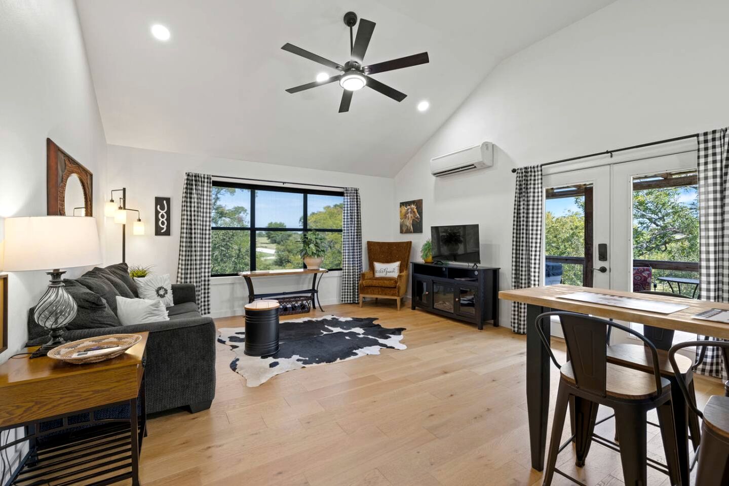 Beautiful Cabin with Deck and Hot Tub Overlooking Spring Creek in Texas