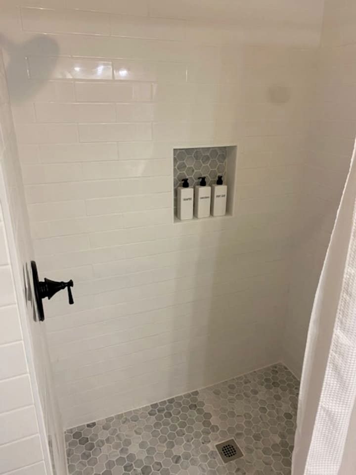 Beautiful Cabin with Deck and Hot Tub Overlooking Spring Creek in Texas