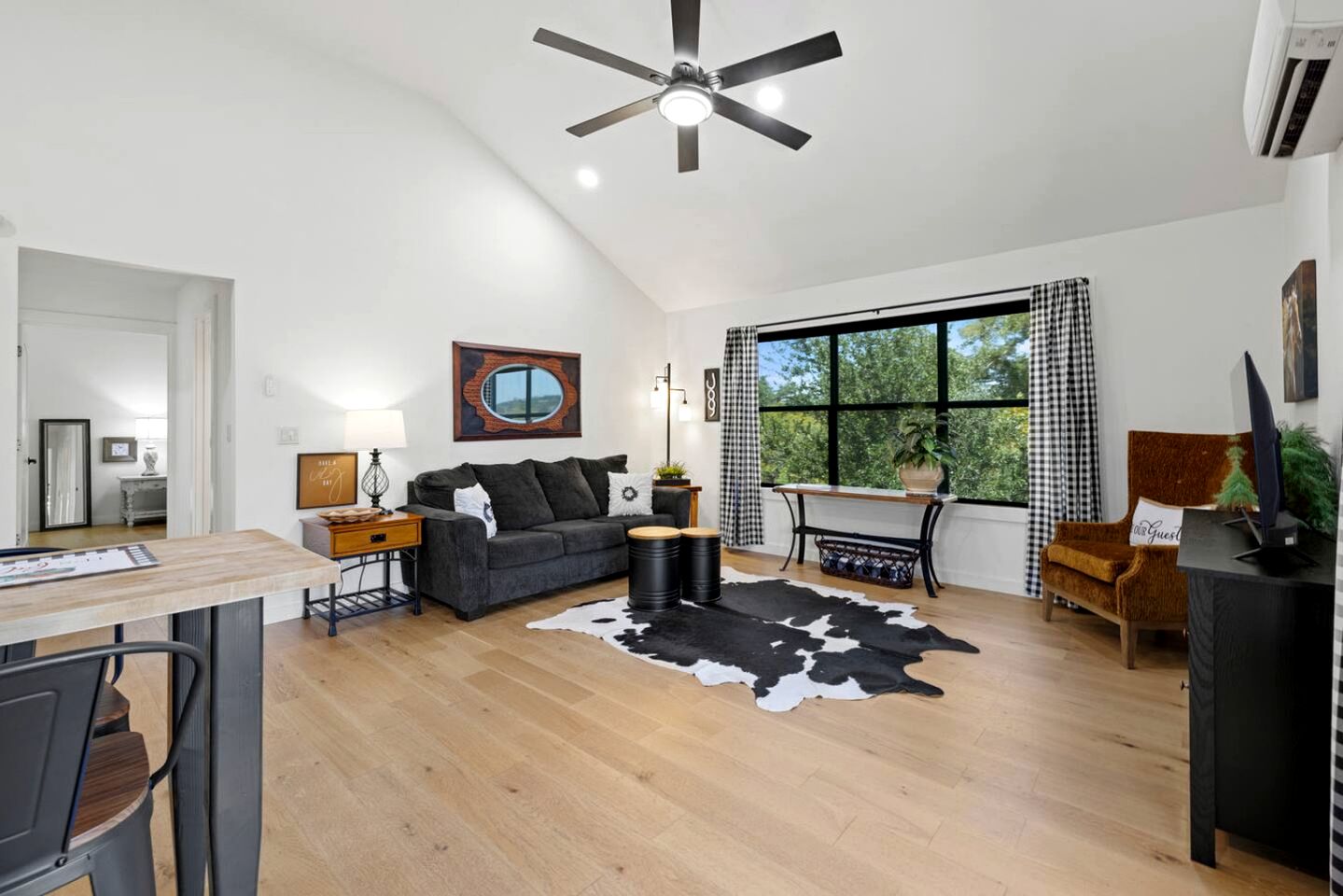 Beautiful Cabin with Deck and Hot Tub Overlooking Spring Creek in Texas