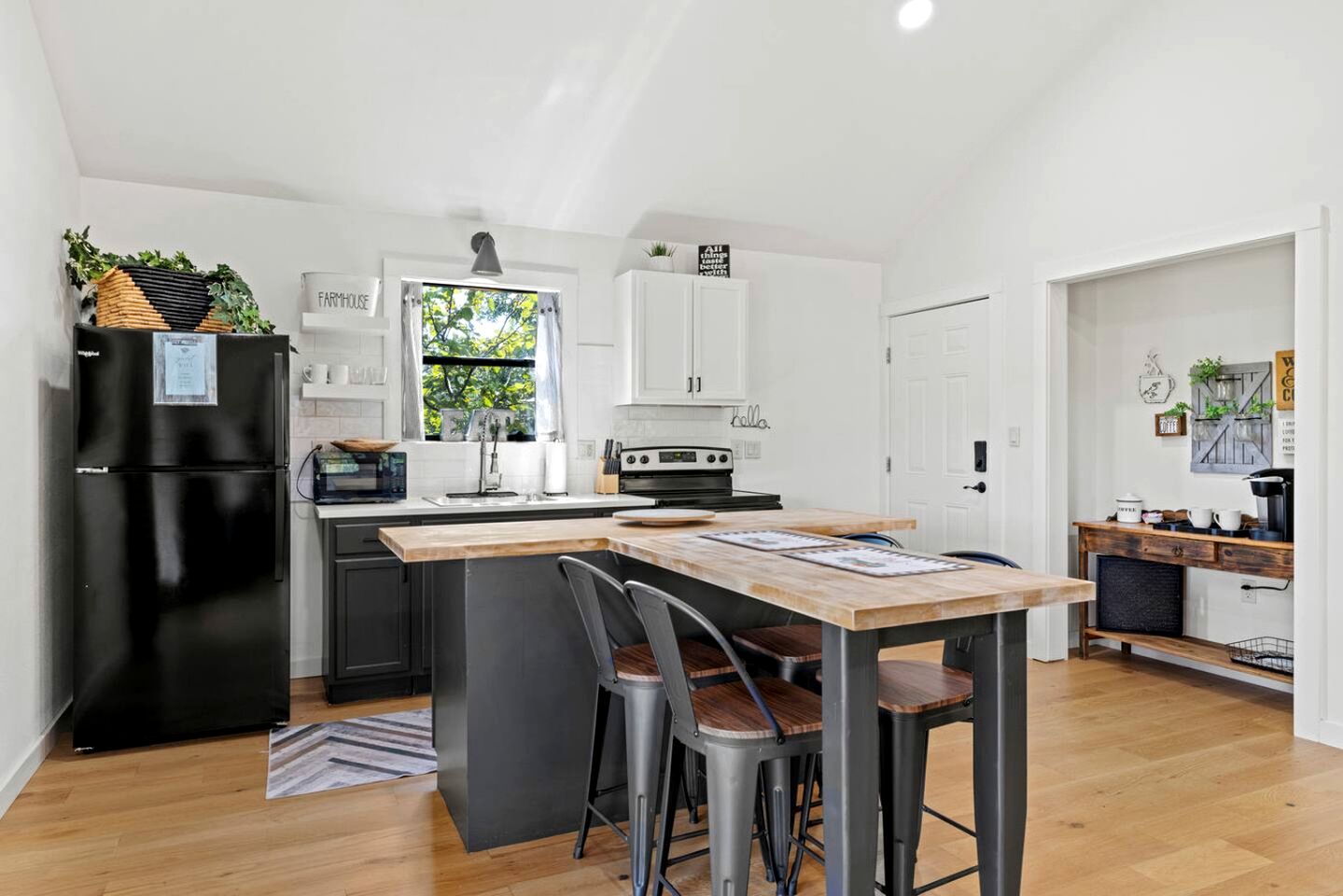 Beautiful Cabin with Deck and Hot Tub Overlooking Spring Creek in Texas