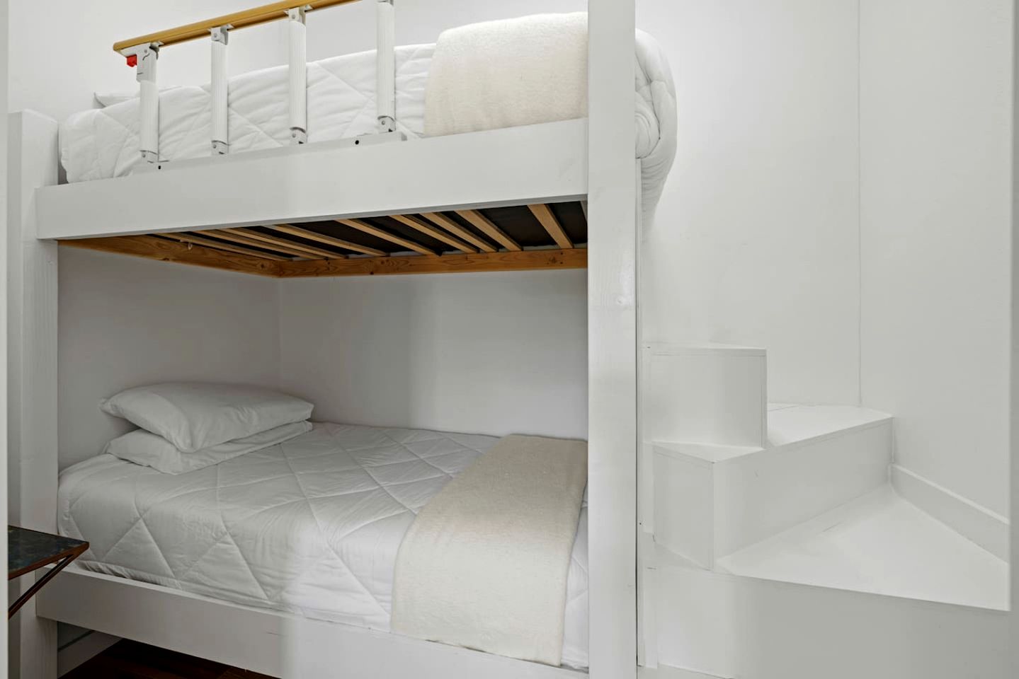 Beautiful Cabin with Deck and Hot Tub Overlooking Spring Creek in Texas