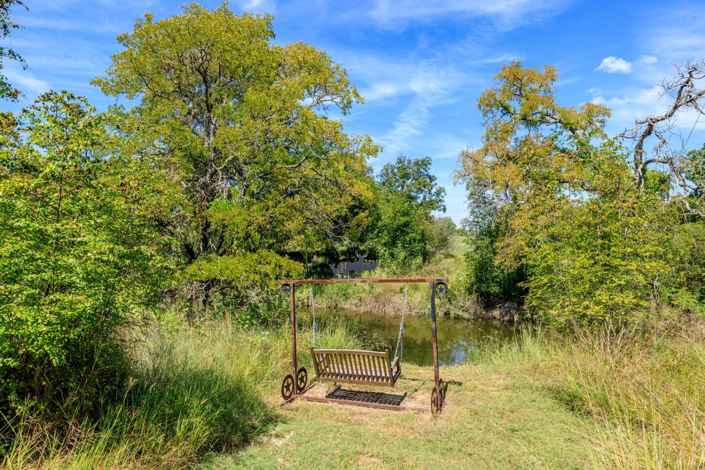 Beautiful Cabin with Deck and Hot Tub Overlooking Spring Creek in Texas