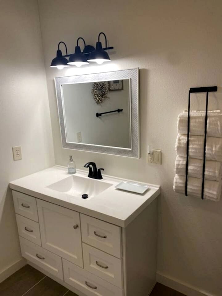 Beautiful Cabin with Deck and Hot Tub Overlooking Spring Creek in Texas