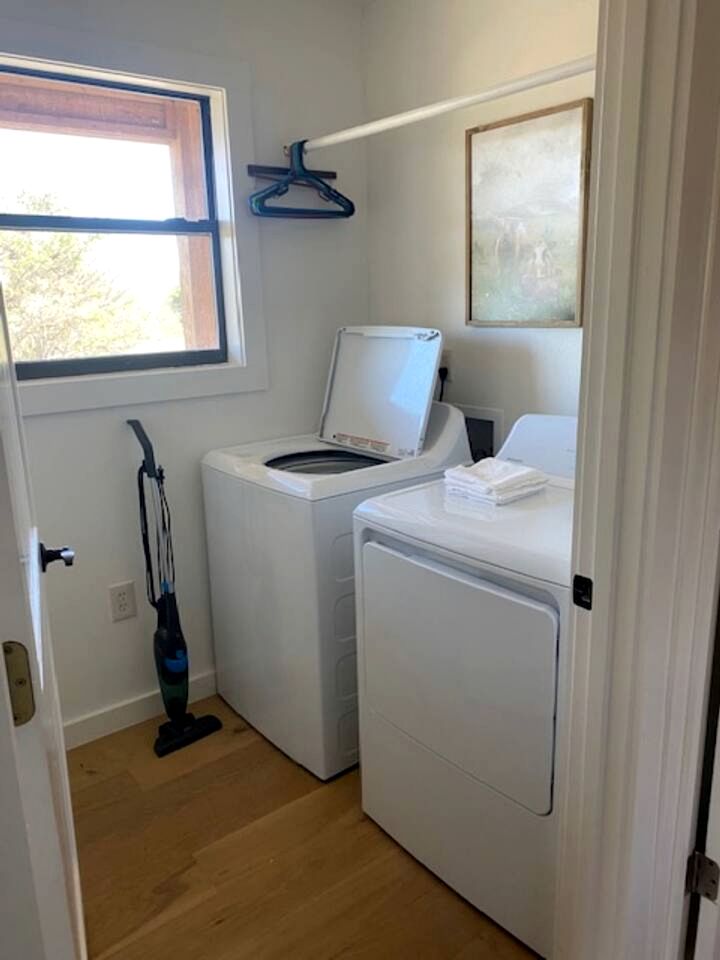 Beautiful Cabin with Deck and Hot Tub Overlooking Spring Creek in Texas