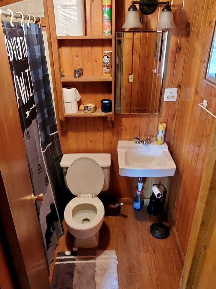 Beautiful Cabin with Fire Pit and Deck in Foxpark, Wyoming