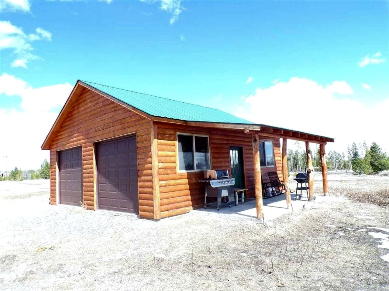 Beautiful Cabin with Fire Pit and Deck in Foxpark, Wyoming