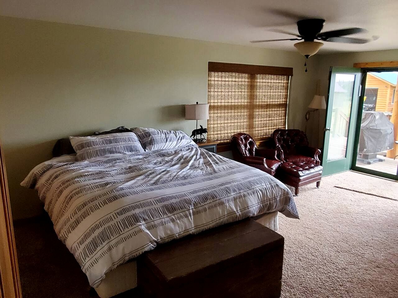 Beautiful Cabin with Fire Pit and Deck in Foxpark, Wyoming