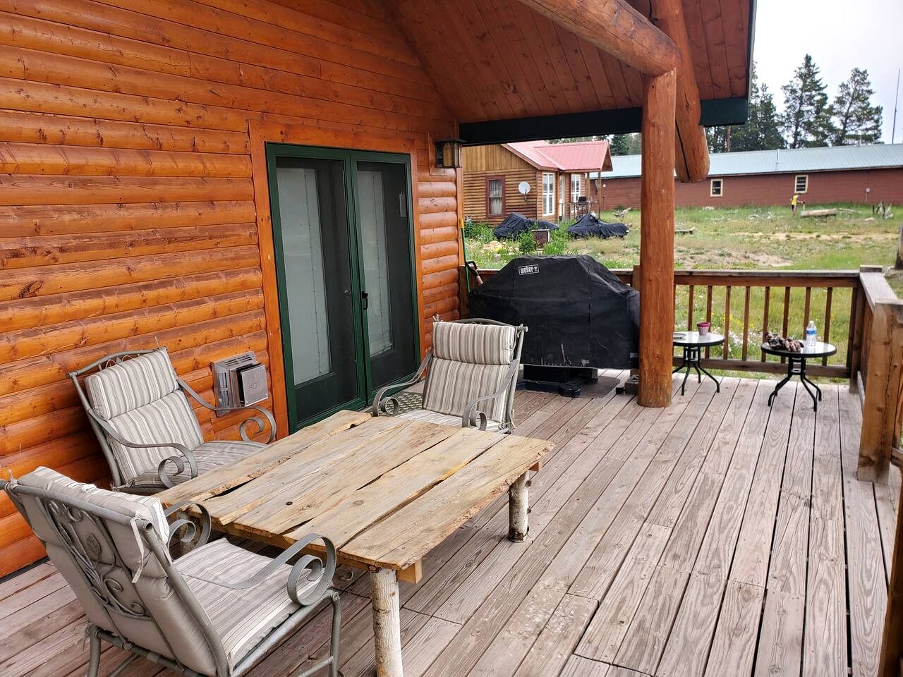 Beautiful Cabin with Fire Pit and Deck in Foxpark, Wyoming
