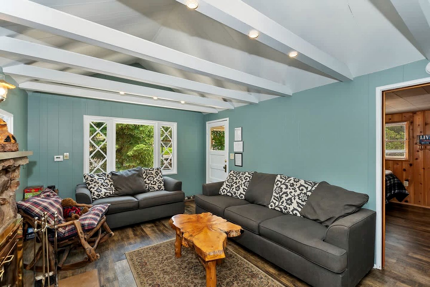 Beautiful Cabin with Fire Pit and Fireplace in Big Bear Lake, California