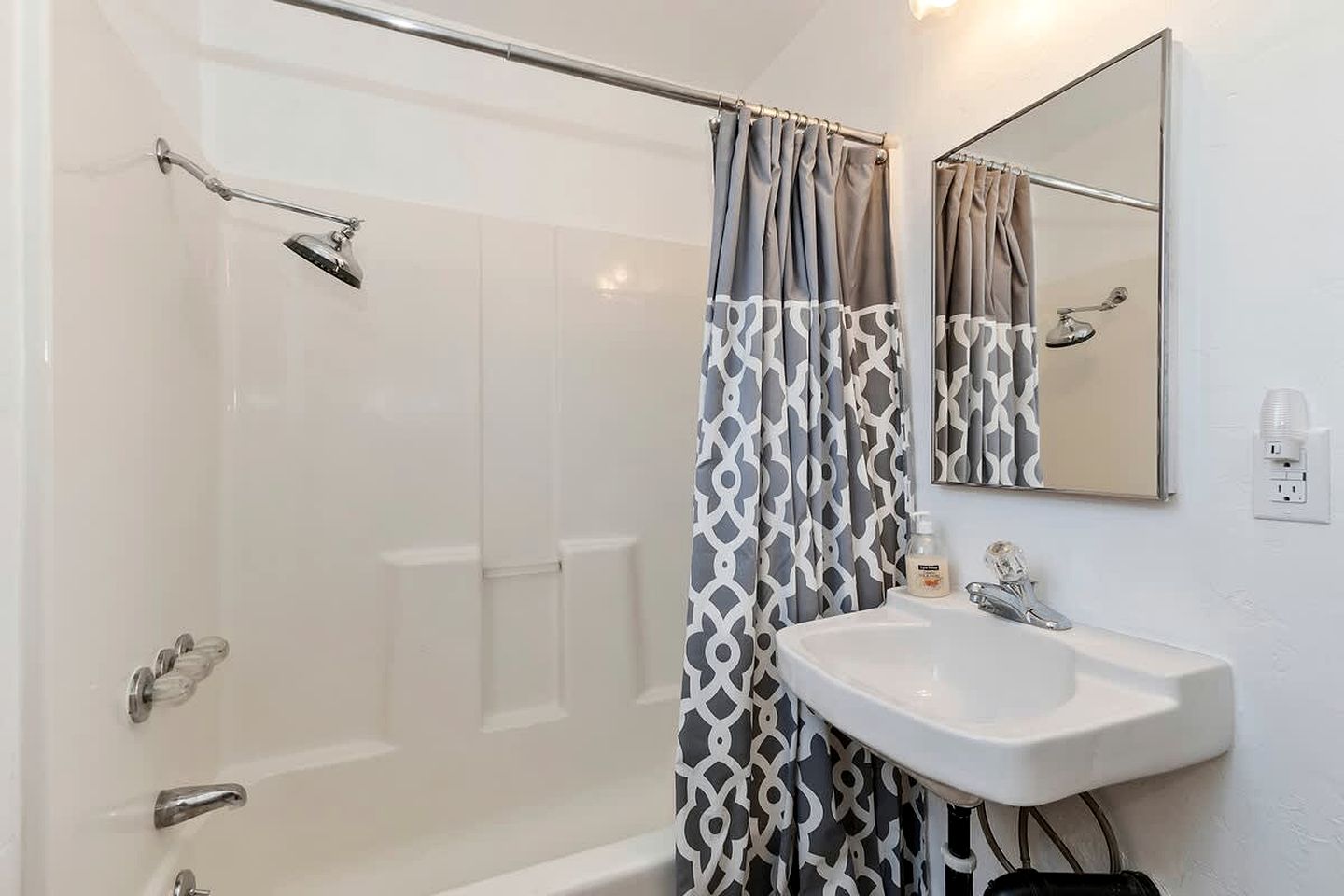 Beautiful Cabin with Fire Pit and Fireplace in Big Bear Lake, California