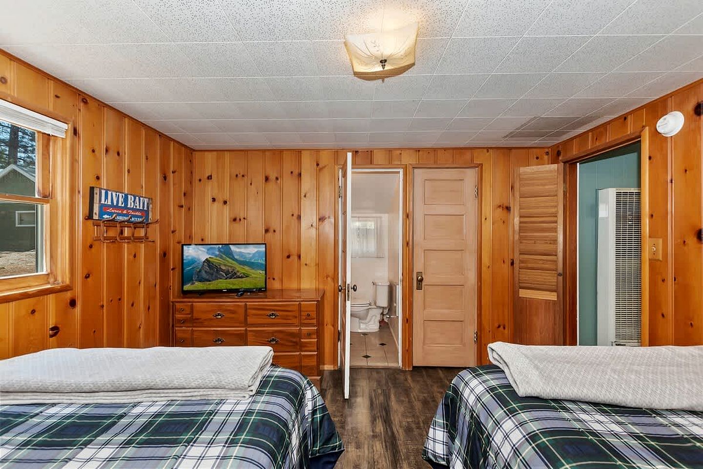 Beautiful Cabin with Fire Pit and Fireplace in Big Bear Lake, California