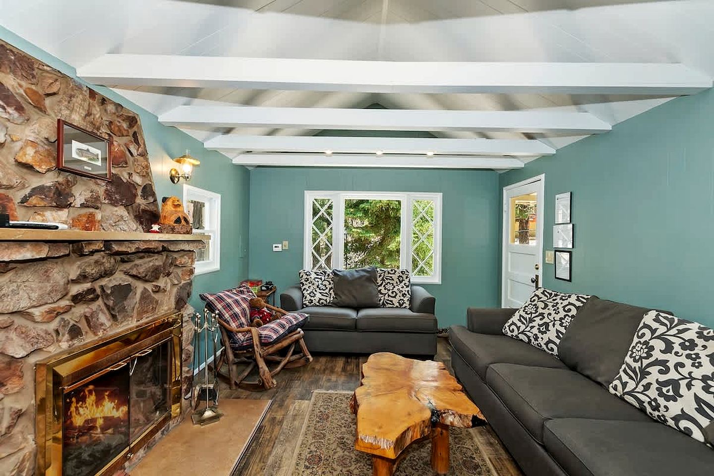 Beautiful Cabin with Fire Pit and Fireplace in Big Bear Lake, California