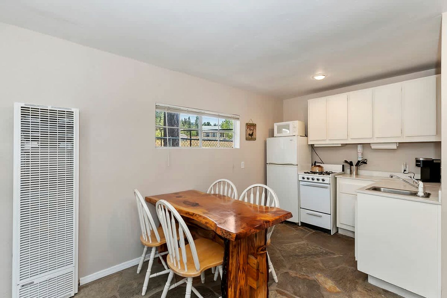 Beautiful Cabin with Fire Pit and Fireplace in Big Bear Lake, California