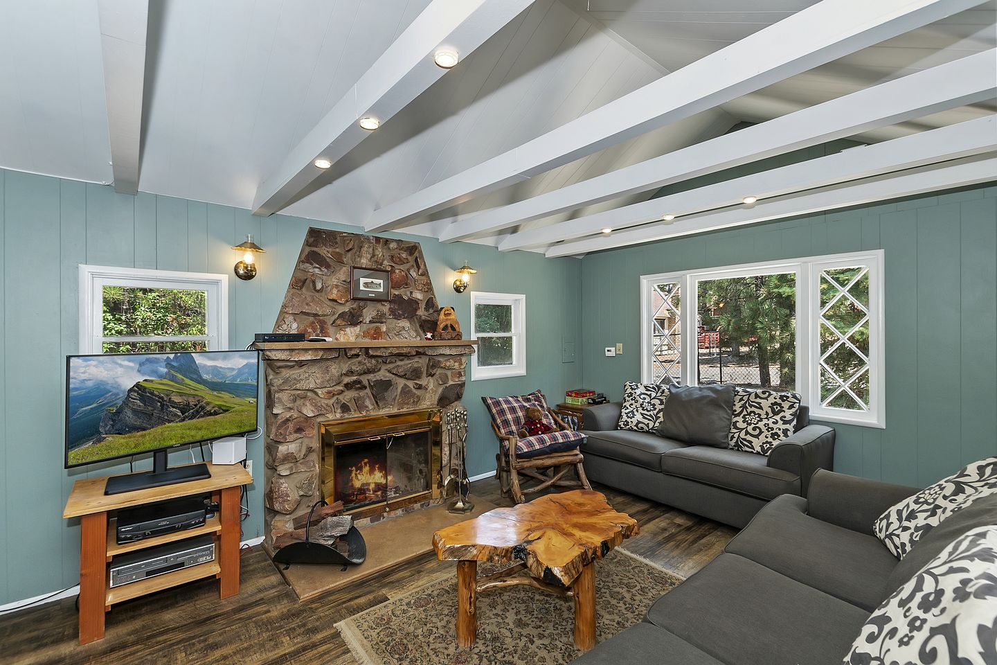 Beautiful Cabin with Fire Pit and Fireplace in Big Bear Lake, California