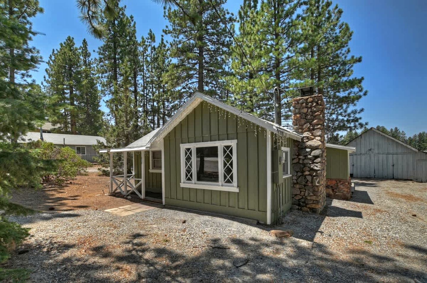 Beautiful Cabin with Fire Pit and Fireplace in Big Bear Lake, California