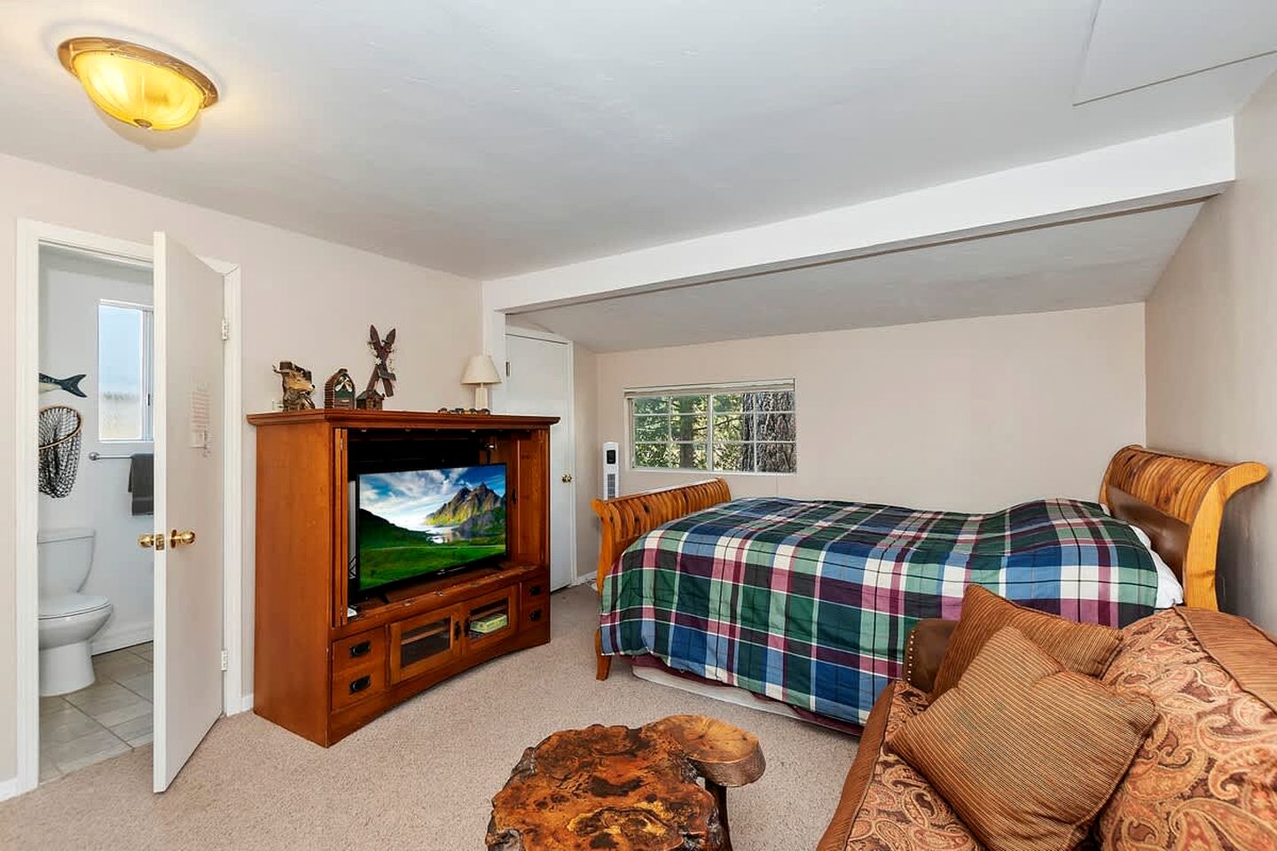 Beautiful Cabin with Fire Pit and Fireplace in Big Bear Lake, California