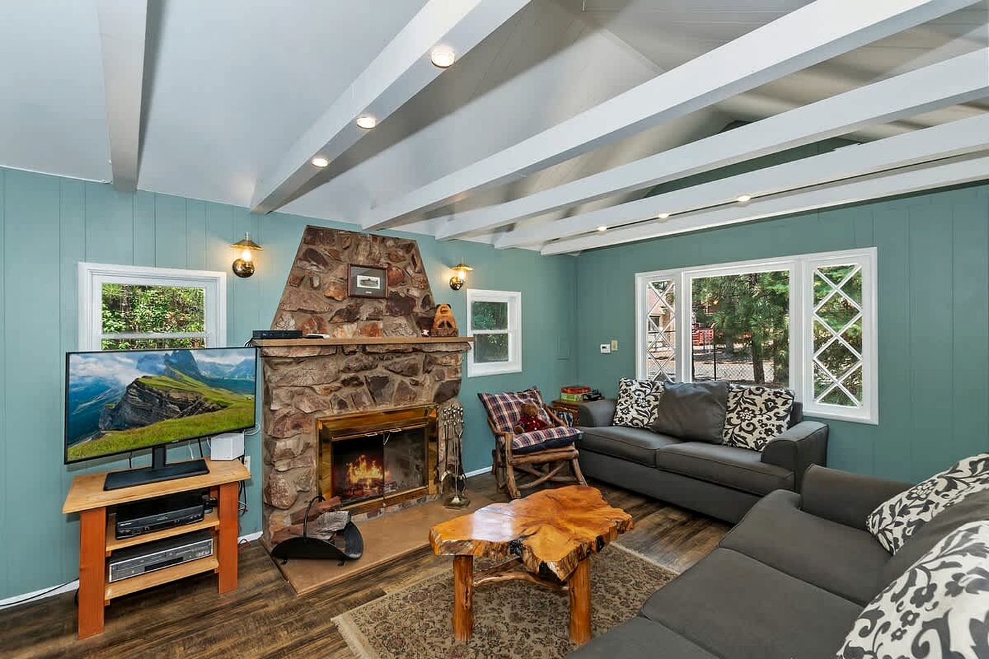 Beautiful Cabin with Fire Pit and Fireplace in Big Bear Lake, California