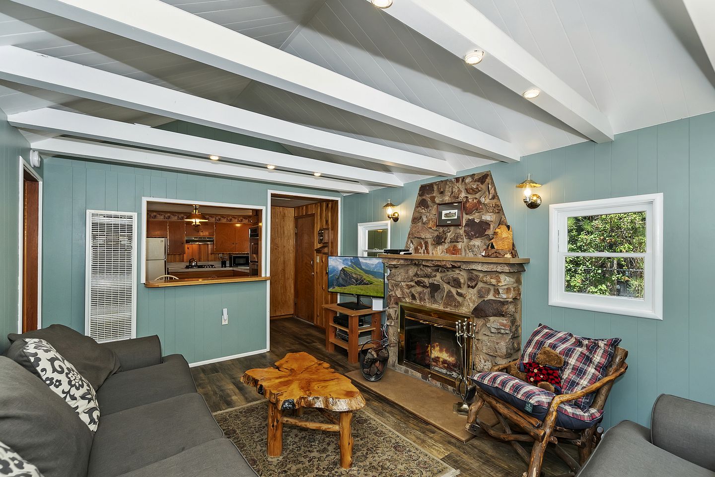 Beautiful Cabin with Fire Pit and Fireplace in Big Bear Lake, California