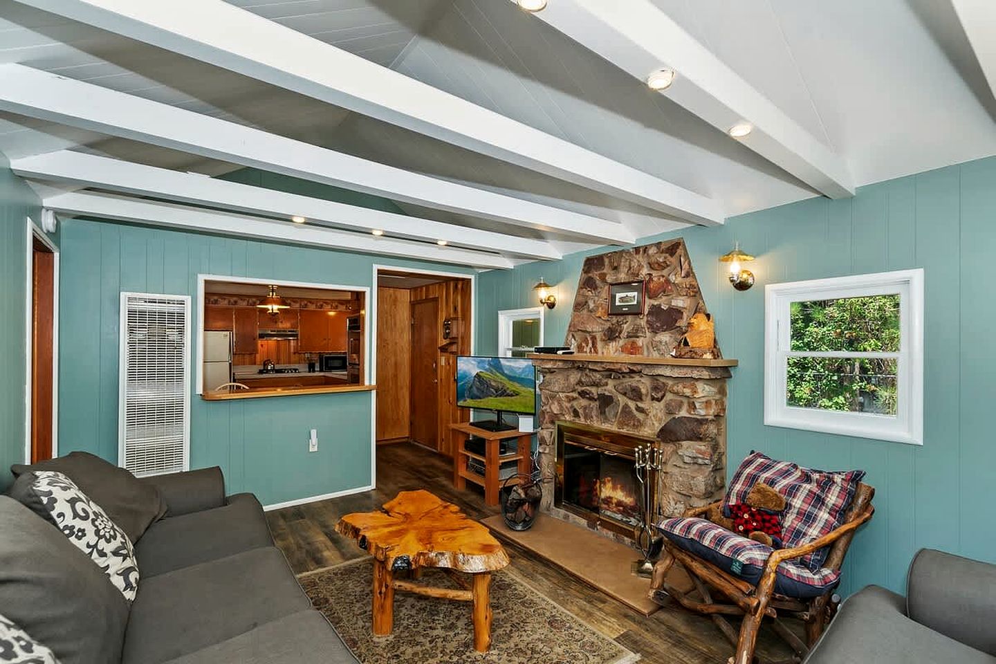 Beautiful Cabin with Fire Pit and Fireplace in Big Bear Lake, California