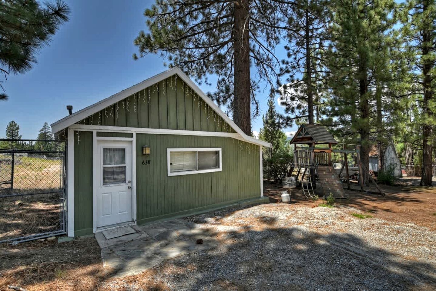 Beautiful Cabin with Fire Pit and Fireplace in Big Bear Lake, California