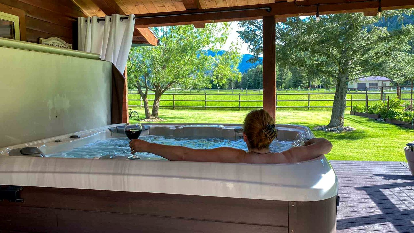 Beautiful Cabin with Hot-Tub and Breathtaking Landscape Views in Montana