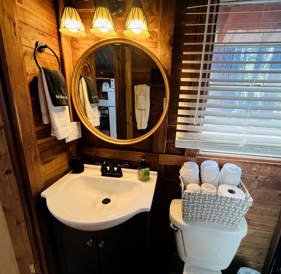 Beautiful Cabin by the Lake Nestled in Sabine National Forest for a Romantic Retreat in Hemphill, Texas