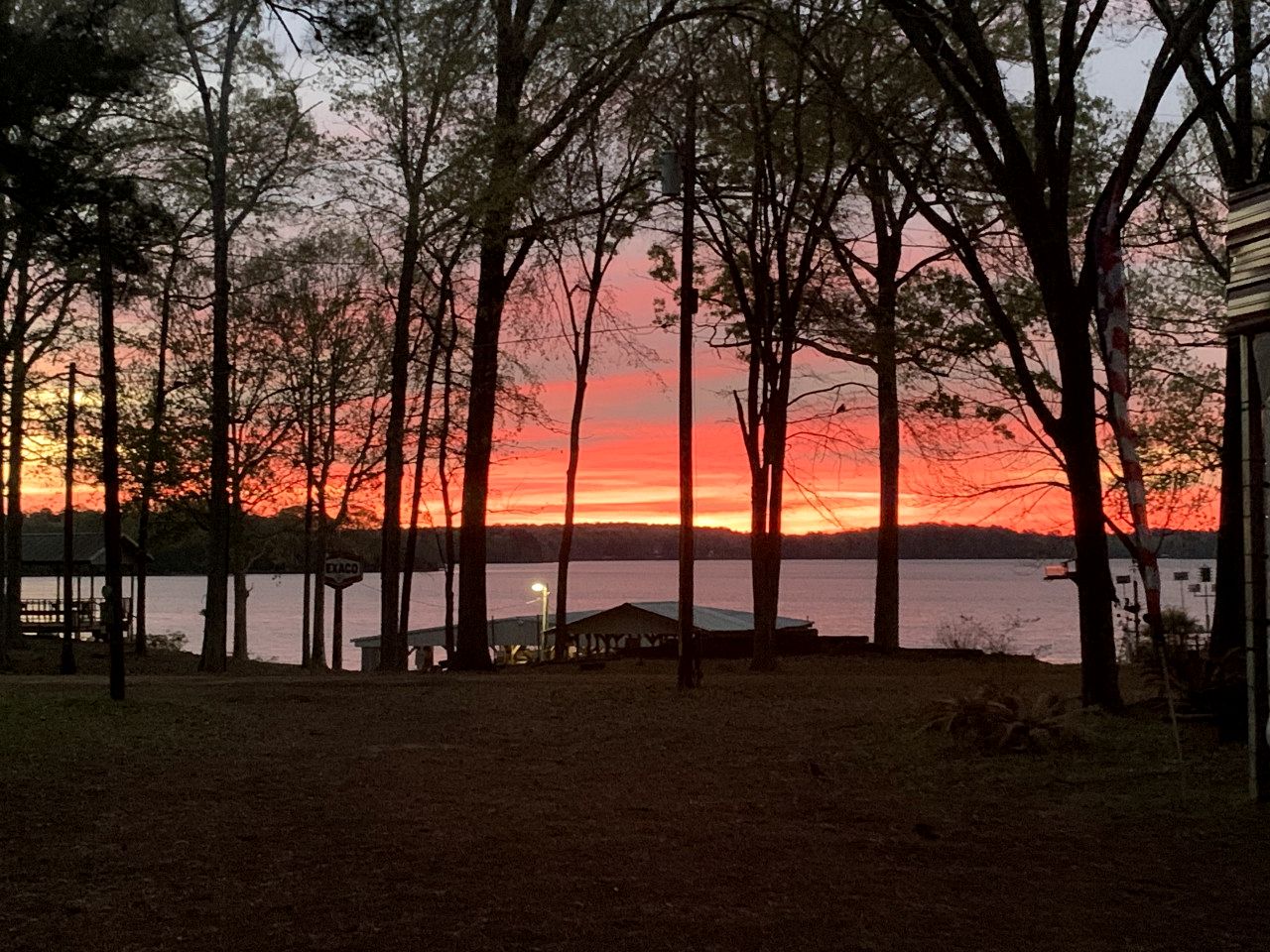 Beautiful Cabin by the Lake Nestled in Sabine National Forest for a Romantic Retreat in Hemphill, Texas