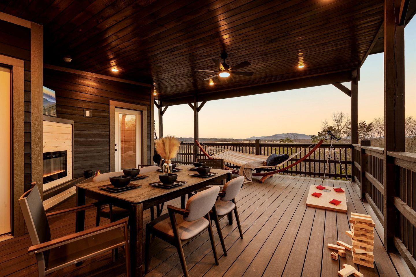 Beautiful Cabin with Private Hot Tub and Panoramic Views of the Great Smoky Mountains on the Skydeck, Minutes from Dollywood