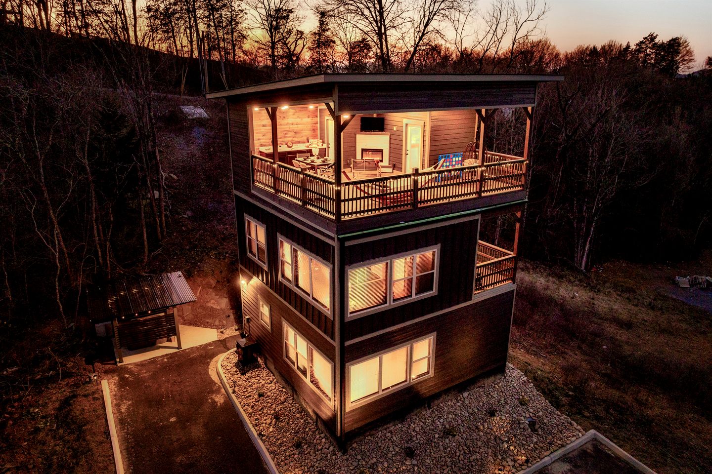 Beautiful Cabin with Private Hot Tub and Panoramic Views of the Great Smoky Mountains on the Skydeck, Minutes from Dollywood