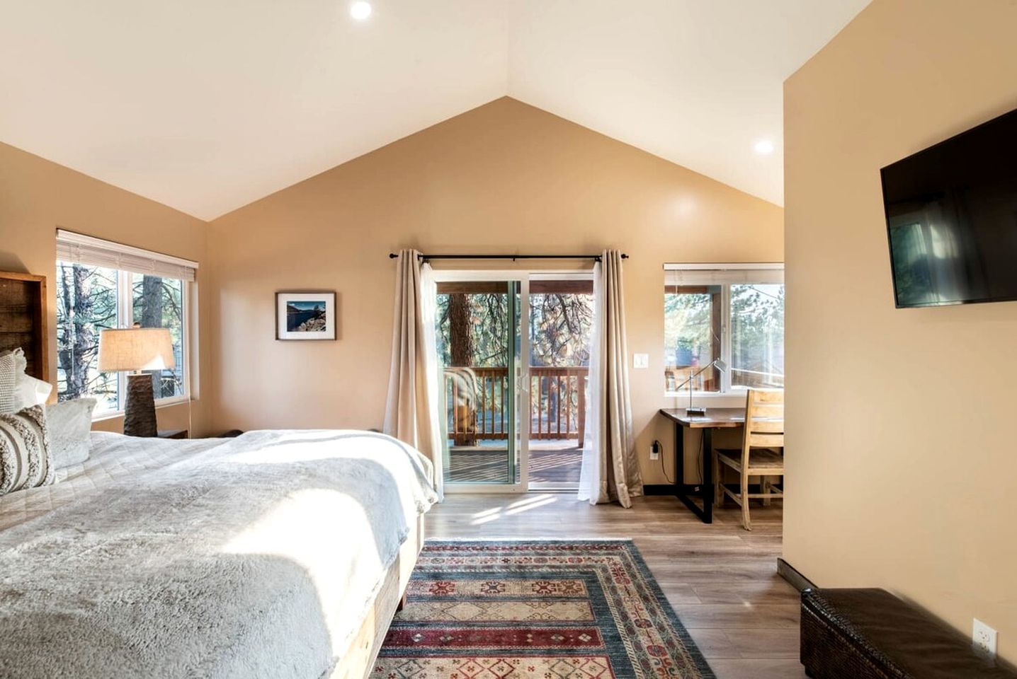 Gorgeous Cabin with Hot-tub, Pool Table and Barbecue in Big Bear Lake, California