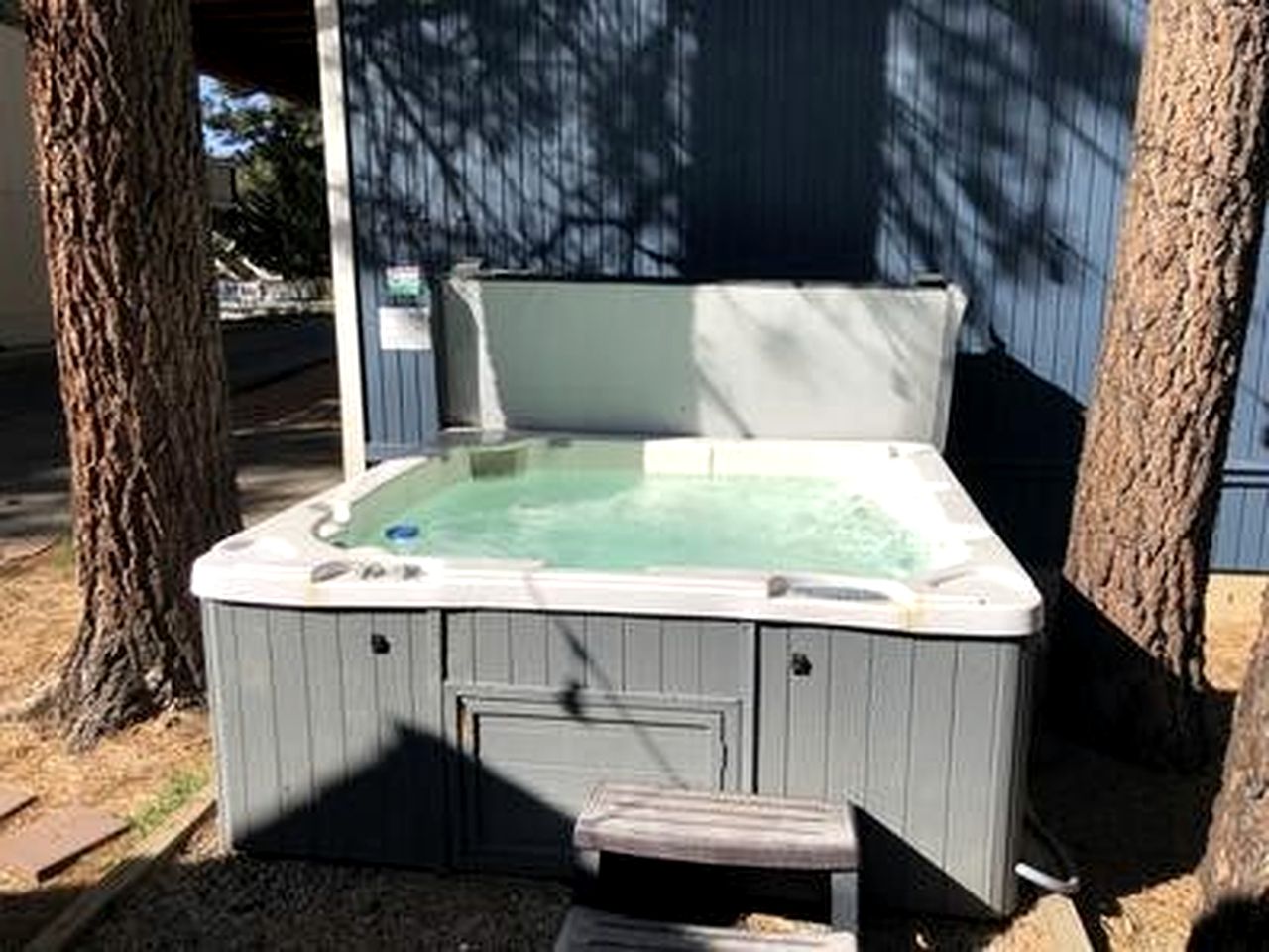 Gorgeous Cabin with Hot-tub, Pool Table and Barbecue in Big Bear Lake, California