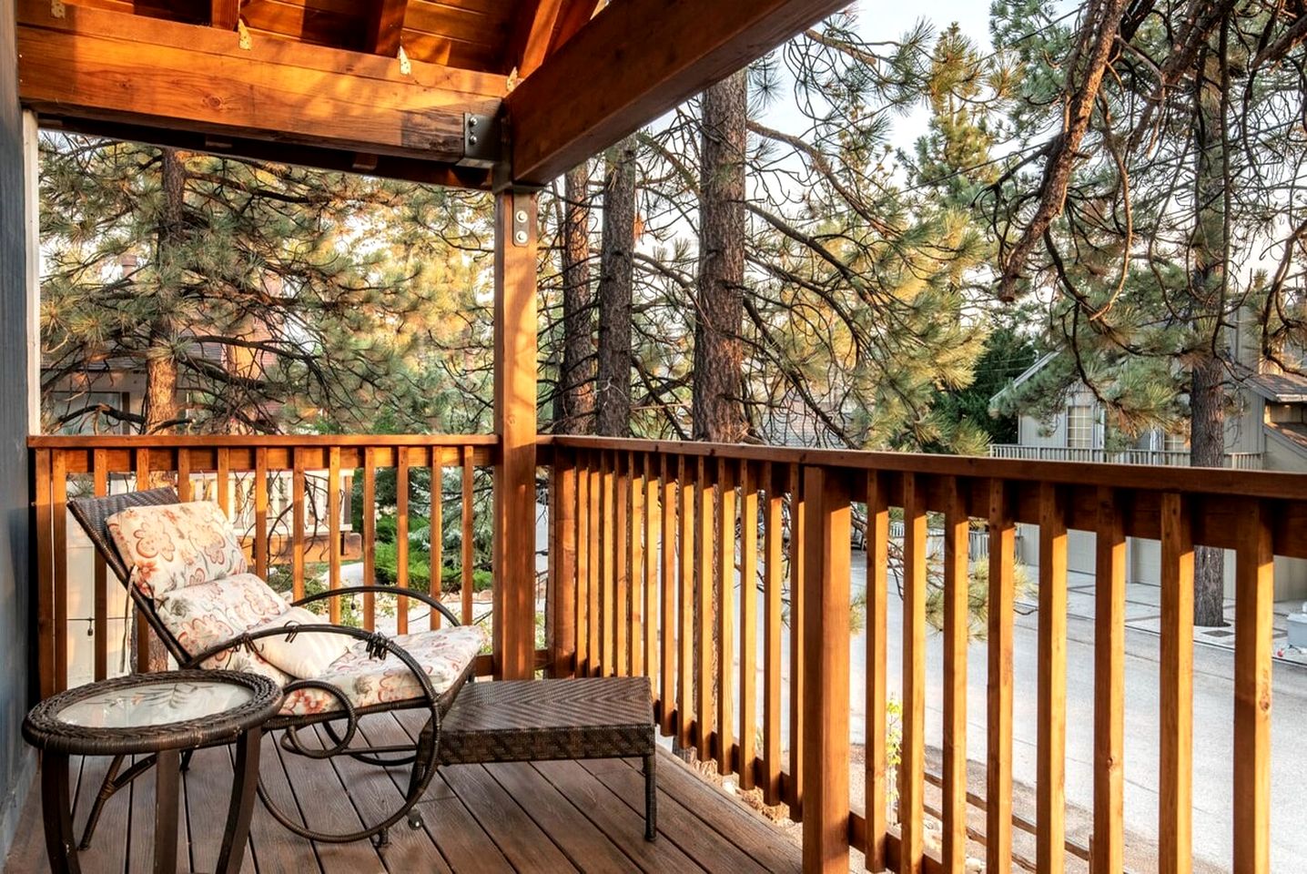 Gorgeous Cabin with Hot-tub, Pool Table and Barbecue in Big Bear Lake, California
