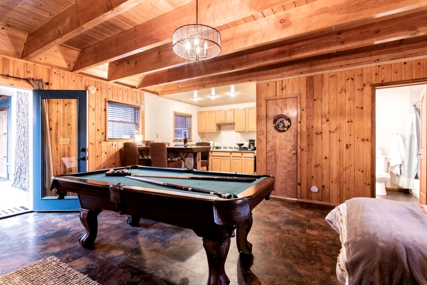 Gorgeous Cabin with Hot-tub, Pool Table and Barbecue in Big Bear Lake, California
