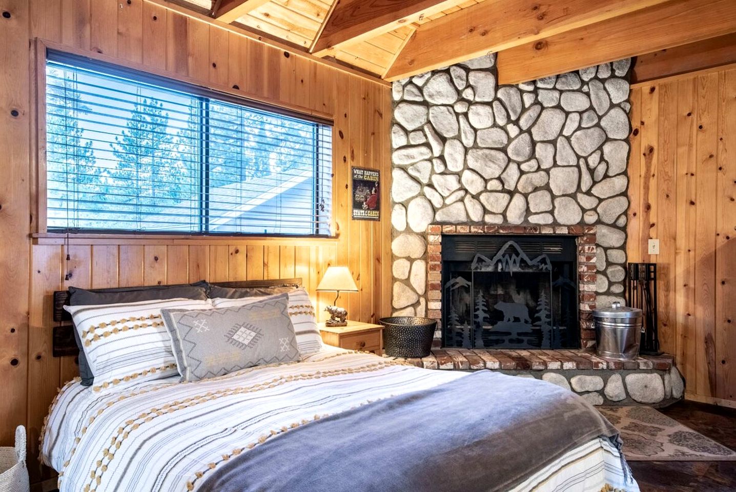 Gorgeous Cabin with Hot-tub, Pool Table and Barbecue in Big Bear Lake, California