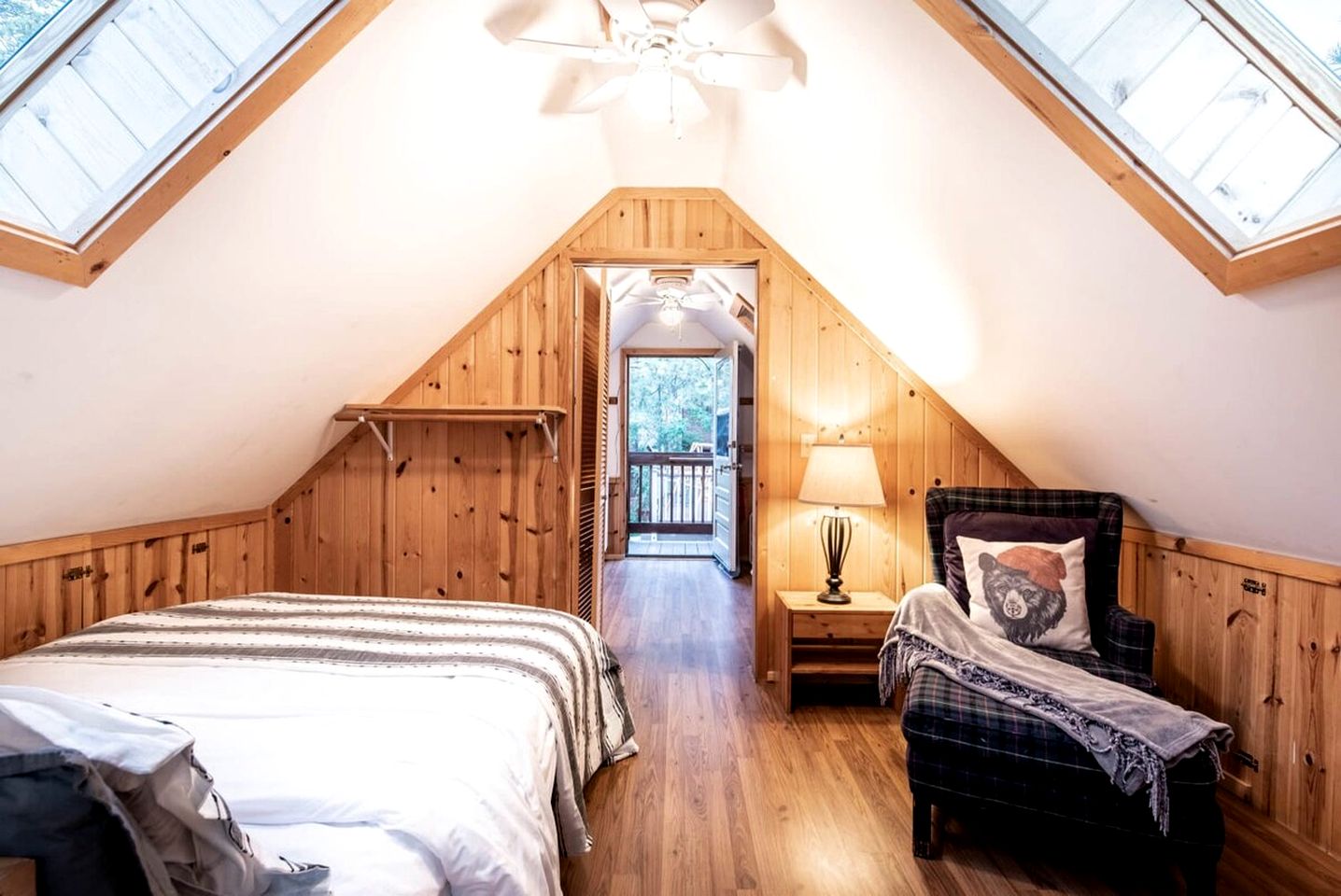Gorgeous Cabin with Hot-tub, Pool Table and Barbecue in Big Bear Lake, California