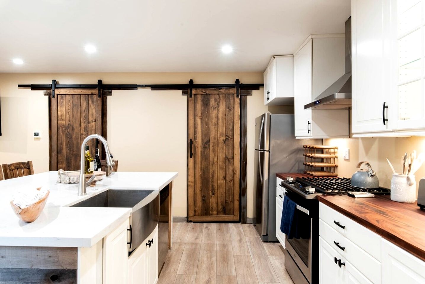 Gorgeous Cabin with Hot-tub, Pool Table and Barbecue in Big Bear Lake, California