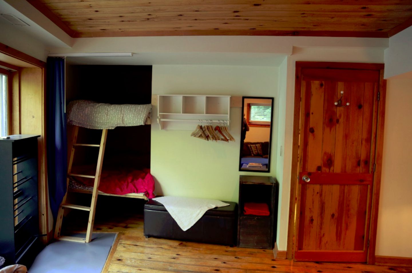 New Earth Estate Beautiful Chalet, Cabins, Markdale, Canada