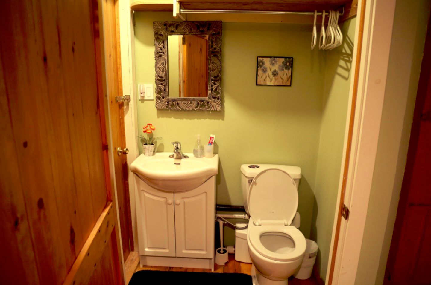 New Earth Estate Beautiful Chalet, Cabins, Markdale, Canada