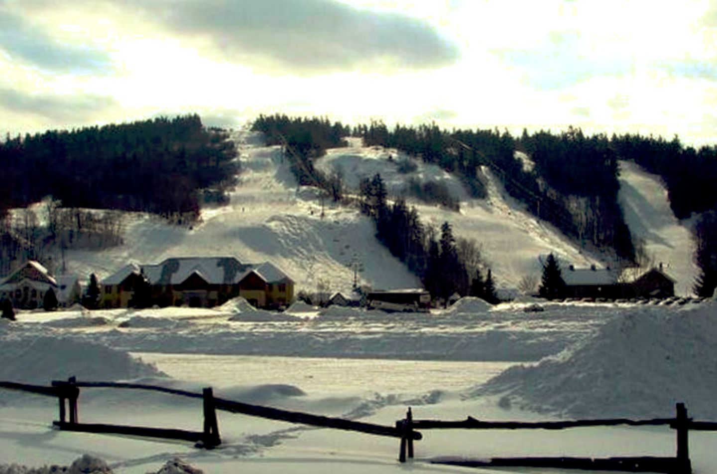 New Earth Estate Beautiful Chalet, Cabins, Markdale, Canada