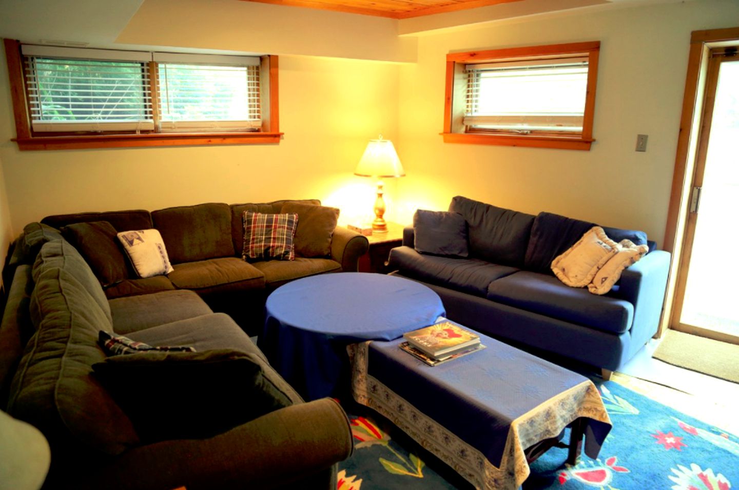 New Earth Estate Beautiful Chalet, Cabins, Markdale, Canada