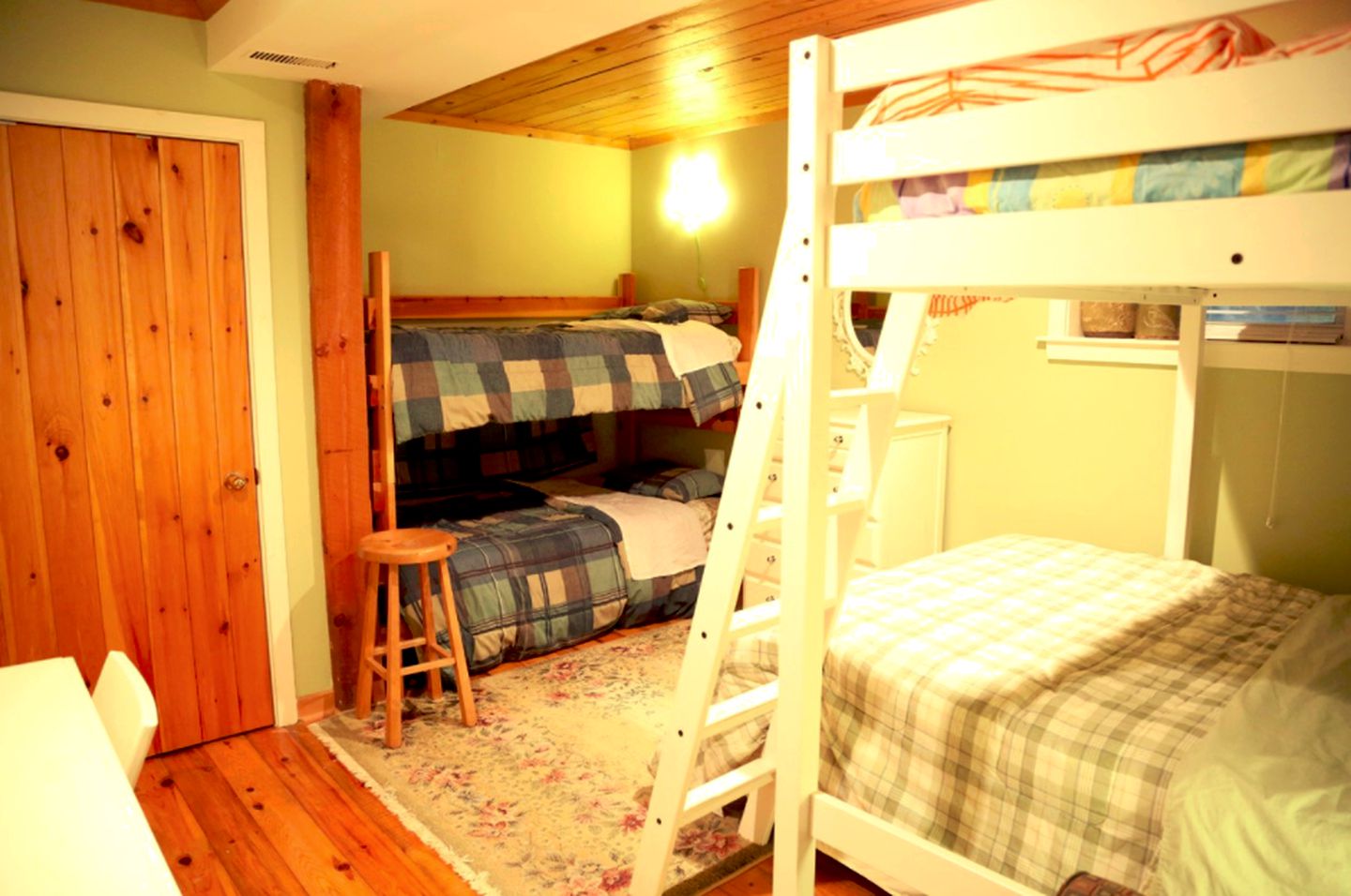 New Earth Estate Beautiful Chalet, Cabins, Markdale, Canada