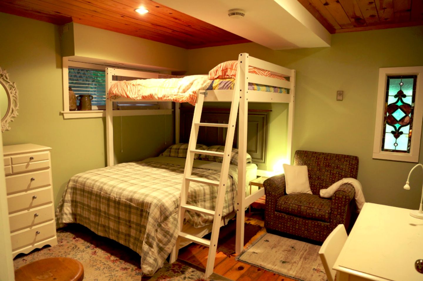 New Earth Estate Beautiful Chalet, Cabins, Markdale, Canada