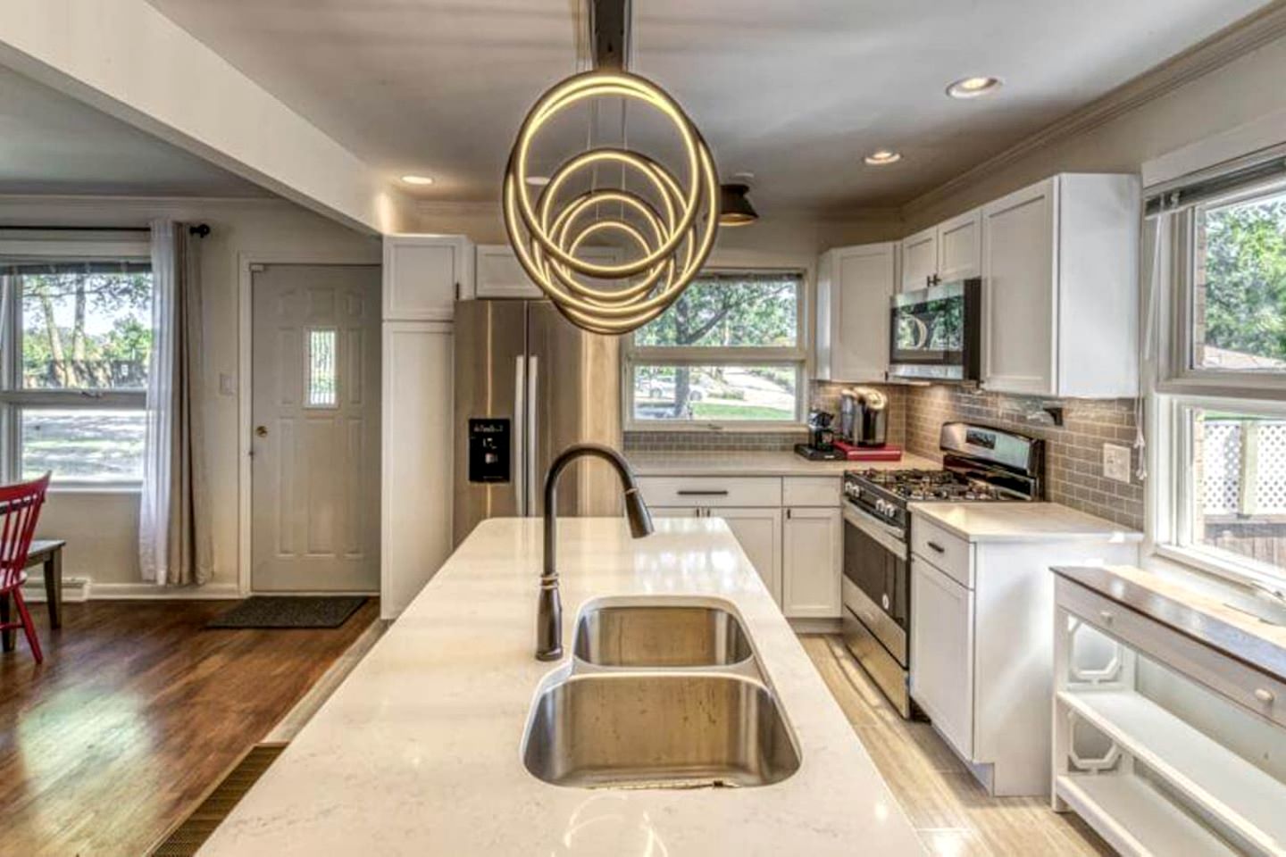 Beautiful Cottage with Hot-tub in Gary, Indiana