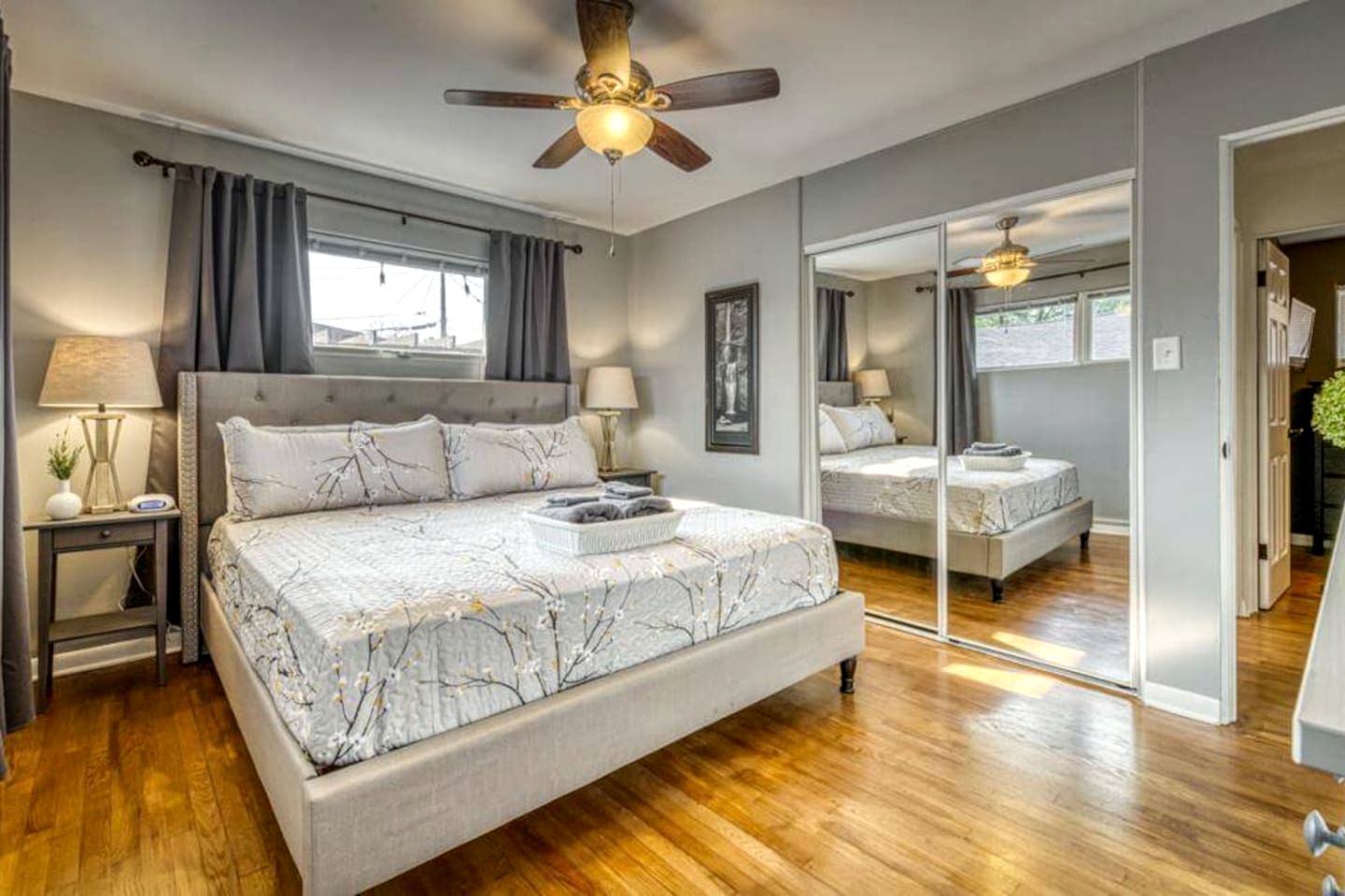 Beautiful Cottage with Hot-tub in Gary, Indiana